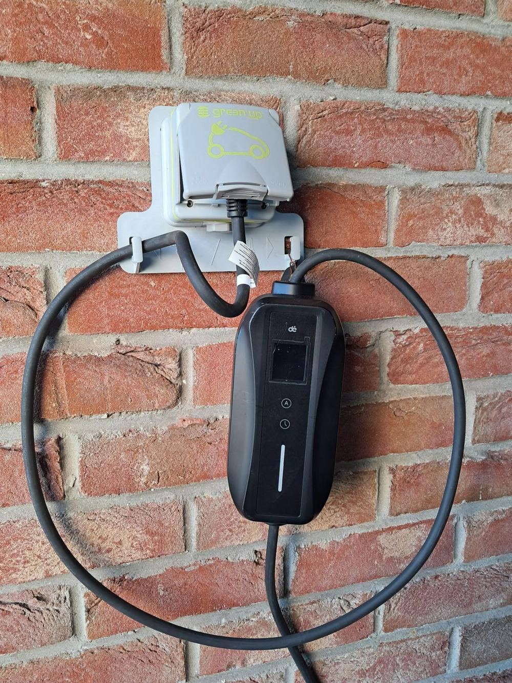 Prise Green'Up Legrand avec support de câble et chargeur mobile fixé au mur
