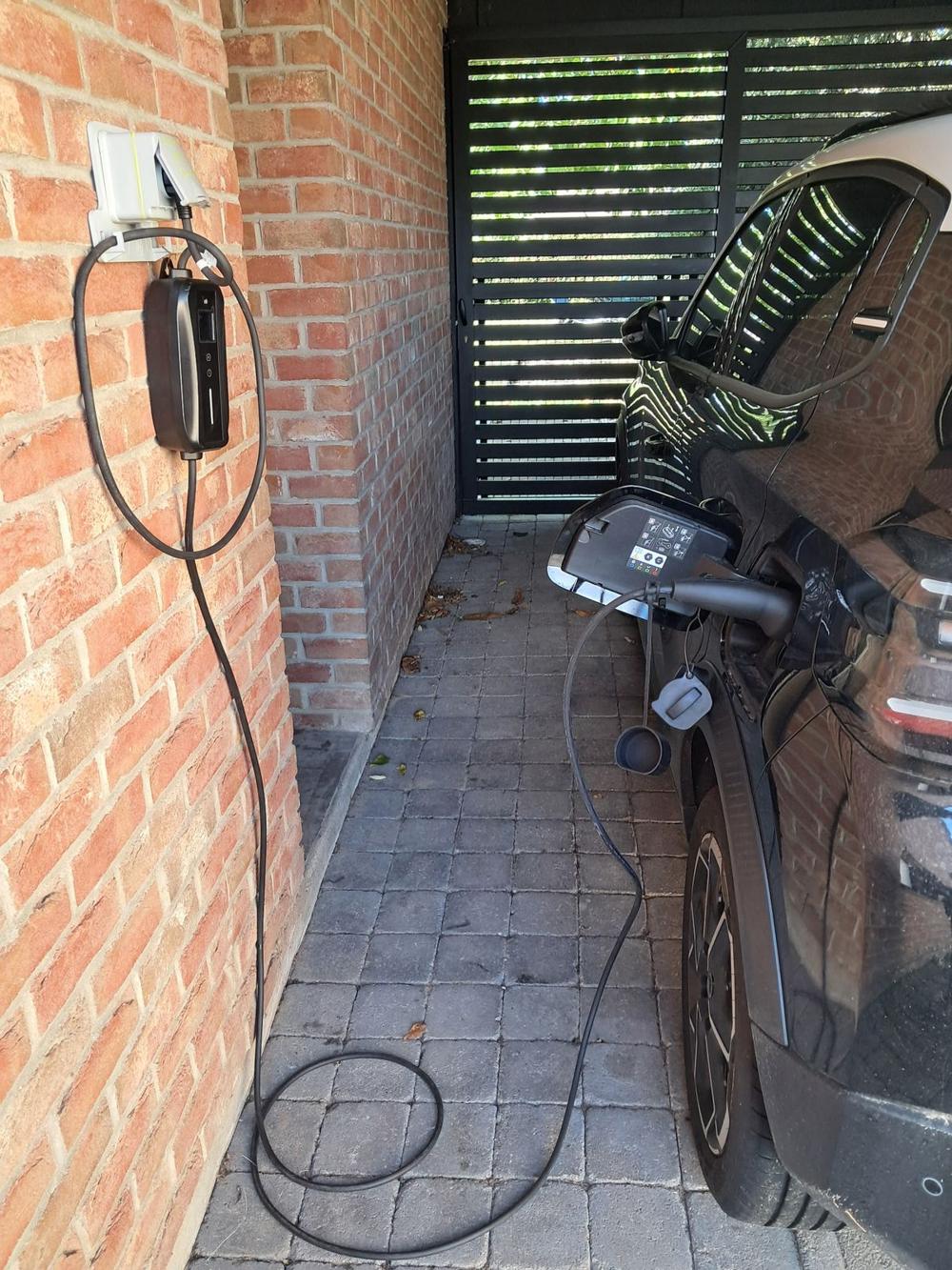 Prise renforcée Legrand Green'Up avec chargeur mobile, Citroën ë-C3 en charge à Annequin